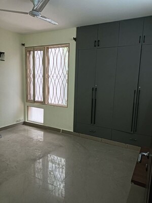 Room in 2 BHK Apartment at Unitech Woodstock Floors, Sector 50 – for Rent