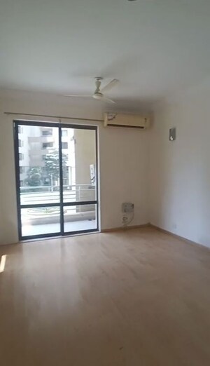 Room in 3 BHK Apartment at Unitech Fresco, Sector 50 – for Rent
