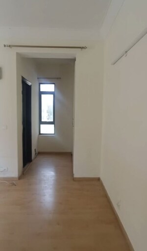 Room in 3 BHK Apartment at Unitech Fresco, Sector 50 – for Rent