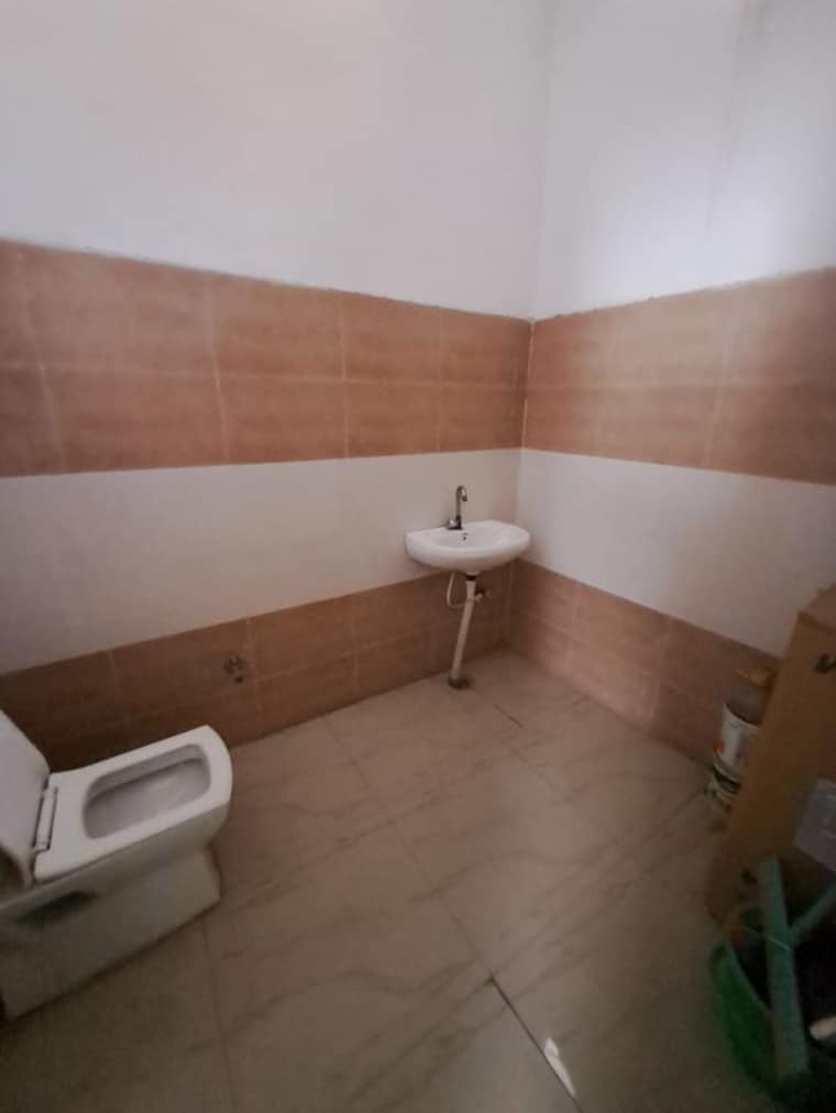 Bathroom, sector 63 Commercial Office Space 1600 Sq.Ft. In Sector 63 Noida 10447579