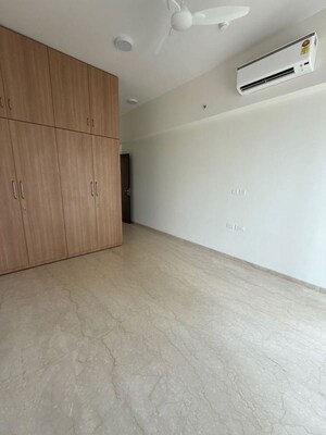 Room in 4 BHK Apartment at Piramal Mahalaxmi Central Tower, Mahalaxmi – for Rent