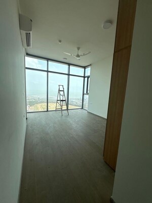 Room in 4 BHK Apartment at Piramal Mahalaxmi Central Tower, Mahalaxmi – for Rent