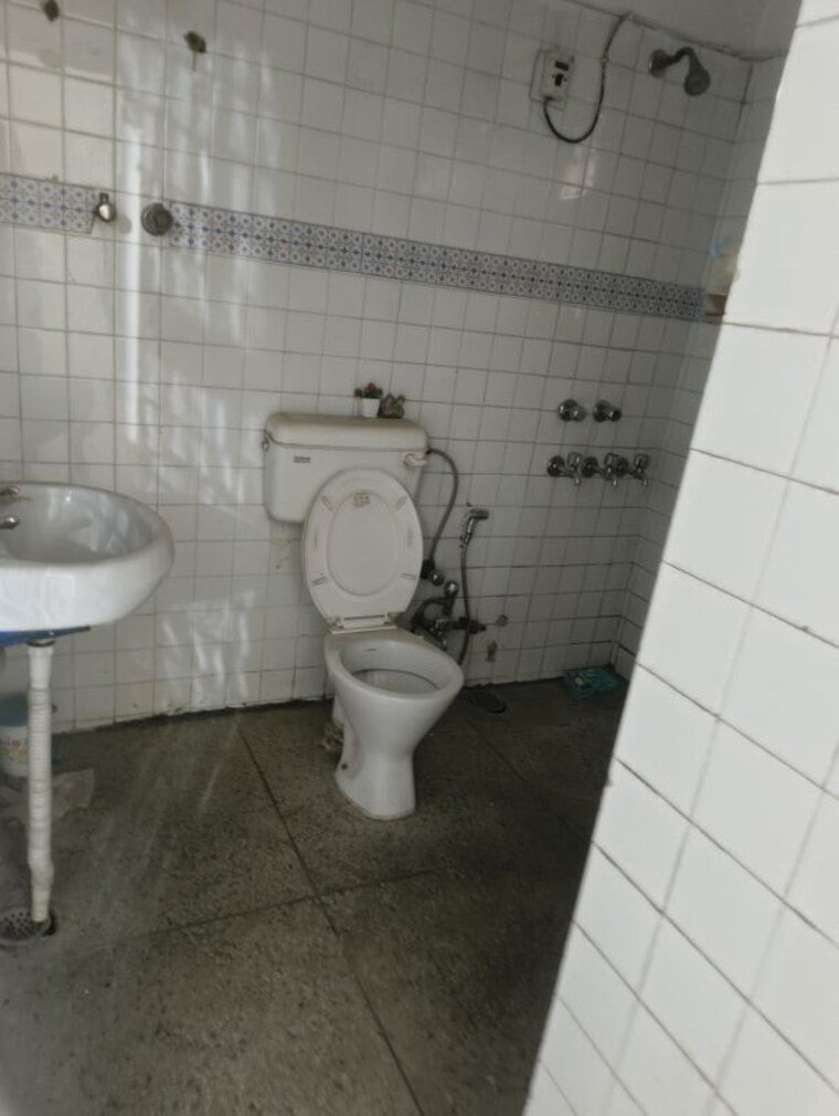 Bathroom, jawahar nagar 3.5 Bedroom 1550 Sq.Ft. Apartment In Jawahar Nagar Delhi 10447707