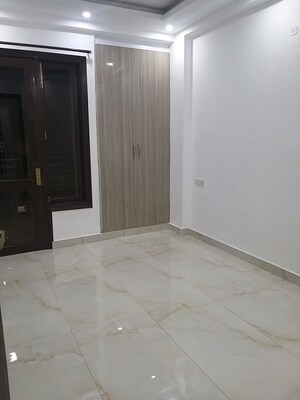 Room in 3 BHK Builder Floor at Vasant Kunj – for Rent