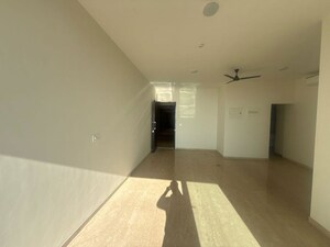 Room in 3 BHK Apartment at Piramal Mahalaxmi, Mahalaxmi – for Rent