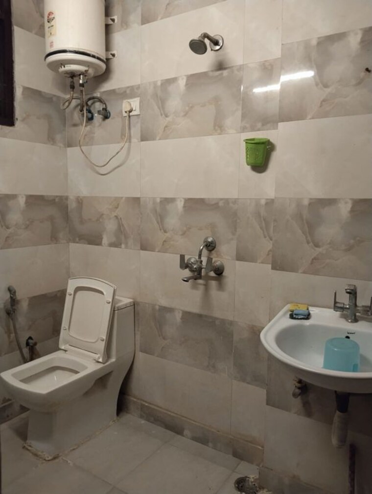 Bathroom, neb sarai 1 Bedroom 450 Sq.Ft. Builder Floor In Neb Sarai Delhi 10447870