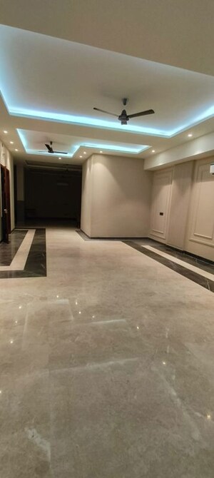 Room in 4 BHK Builder Floor at Saket – for Rent