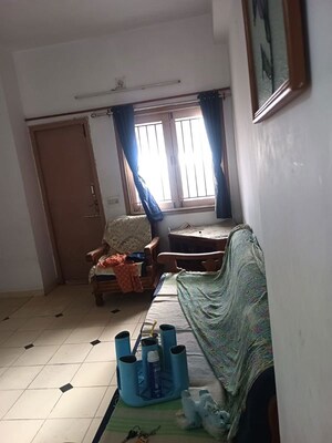 Parking in 2.5 BHK Apartment at Vastrapur – for Rent