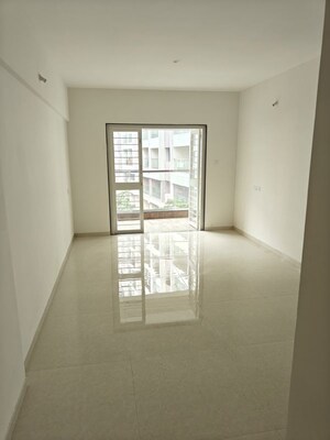Room in 2 BHK Apartment at Kohinoor Viva City, Dhanori – for Rent