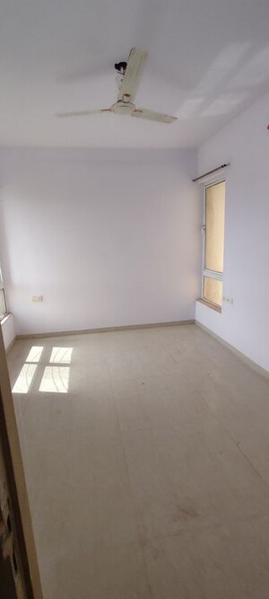 Room in 2.5 BHK Apartment at Puranik Rumah Bali, Ghodbunder Road – for Rent