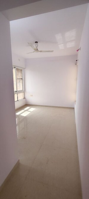 Room in 2.5 BHK Apartment at Puranik Rumah Bali, Ghodbunder Road – for Rent