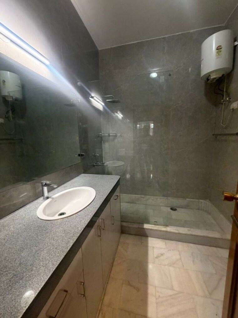Bathroom, sector 10a 3.5 Bedroom 3000 Sq.Ft. Builder Floor In Sector 10a Gurgaon 10448146