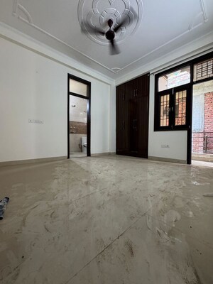 Room in 2 BHK Apartment at Chattarpur – for Rent