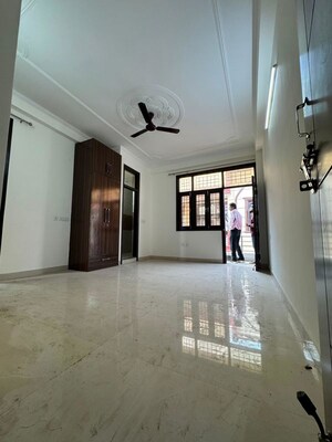 Room in 2 BHK Apartment at Chattarpur – for Rent