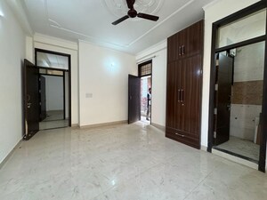 Room in 3 BHK Apartment at Chattarpur – for Rent
