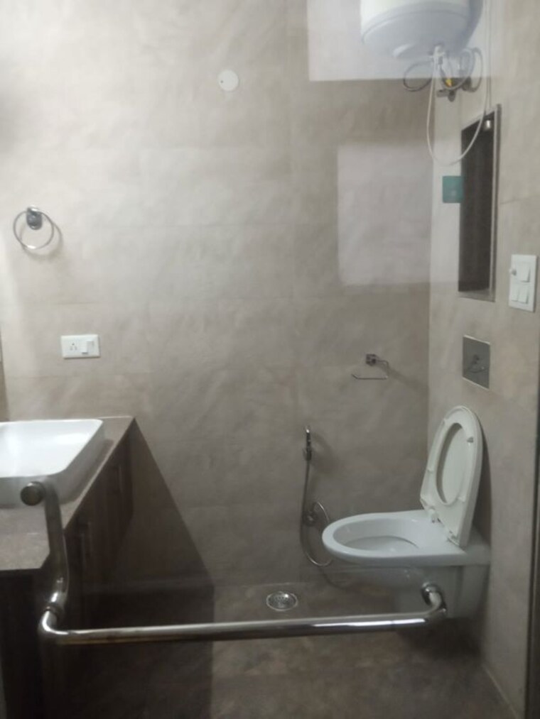Bathroom, lajpat nagar i 2 Bedroom 900 Sq.Ft. Builder Floor In Lajpat Nagar I Delhi 10448232
