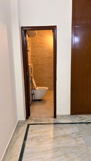 Building Lobby in 2 BHK Builder Floor at RWA Apartments Sector 47, Sector 47 – for Rent