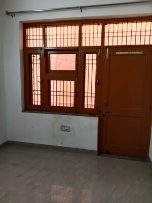 Room in 2.5 BHK Builder Floor at Sector 25 Phase 1 – for Rent