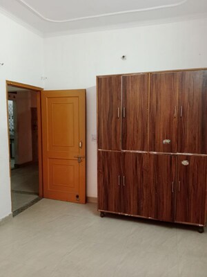 Room in 2.5 BHK Builder Floor at Sector 25 Phase 1 – for Rent