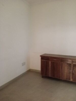 Room in 2.5 BHK Builder Floor at Sector 25 Phase 1 – for Rent