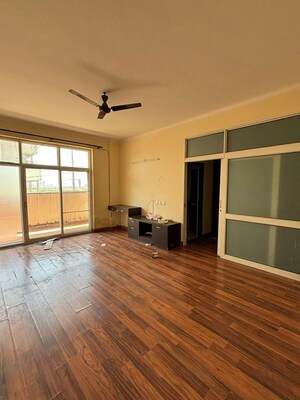 Room in 4 BHK Apartment at Railway Officers RPF Society, Sector 9a – for Rent
