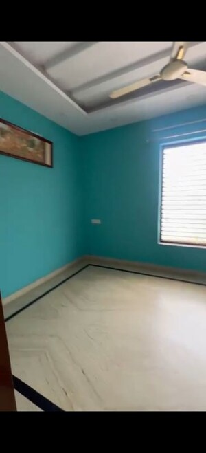 Room in 3 BHK Builder Floor at Sector 9a – for Rent