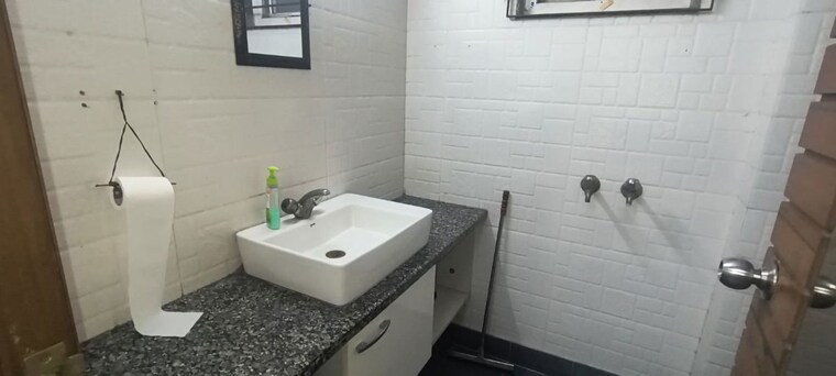 Bathroom, lajpat nagar ii 1 Bedroom 600 Sq.Ft. Builder Floor In Lajpat Nagar ii Delhi 10448375
