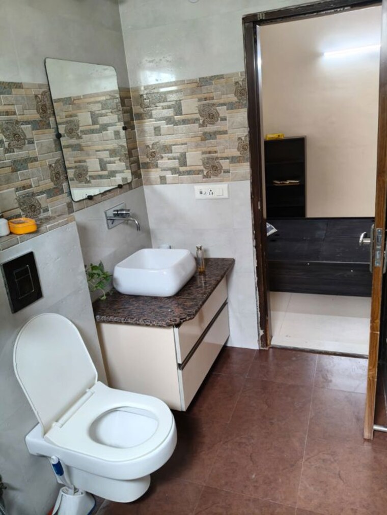 Bathroom, lajpat nagar ii 1 Bedroom 600 Sq.Ft. Builder Floor In Lajpat Nagar ii Delhi 10448375