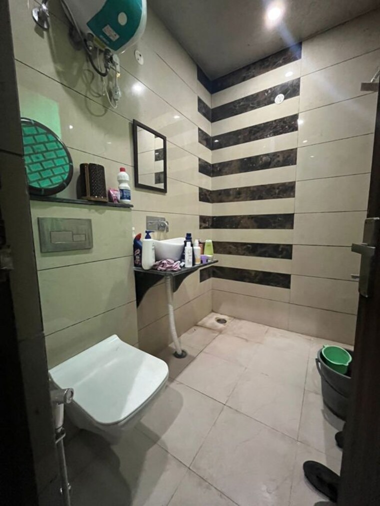 Bathroom, dhakoli 2 Bedroom 107 Sq.Yd. Builder Floor In Dhakoli Zirakpur 10448435