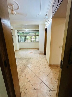 Room in 3 BHK Apartment at Mayur Vihar – for Rent