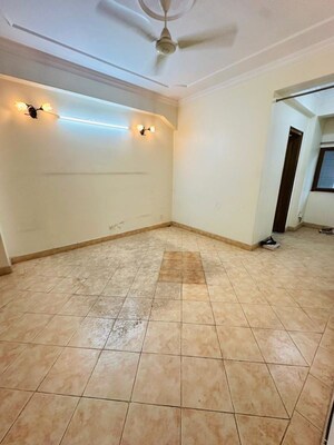 Room in 3 BHK Apartment at Mayur Vihar – for Rent