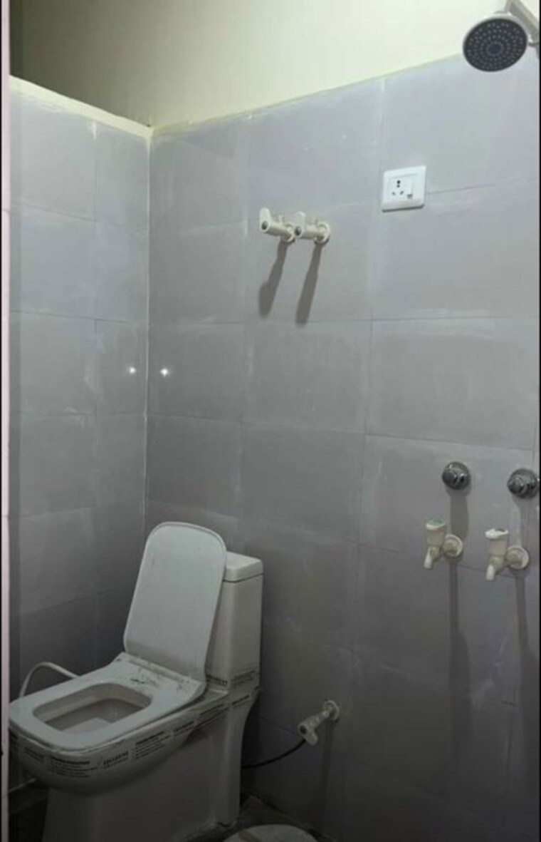 Bathroom, beta ii greater noida 1 RK 400 Sq.Ft. Builder Floor In Beta Ii Greater Noida Greater Noida 10448492