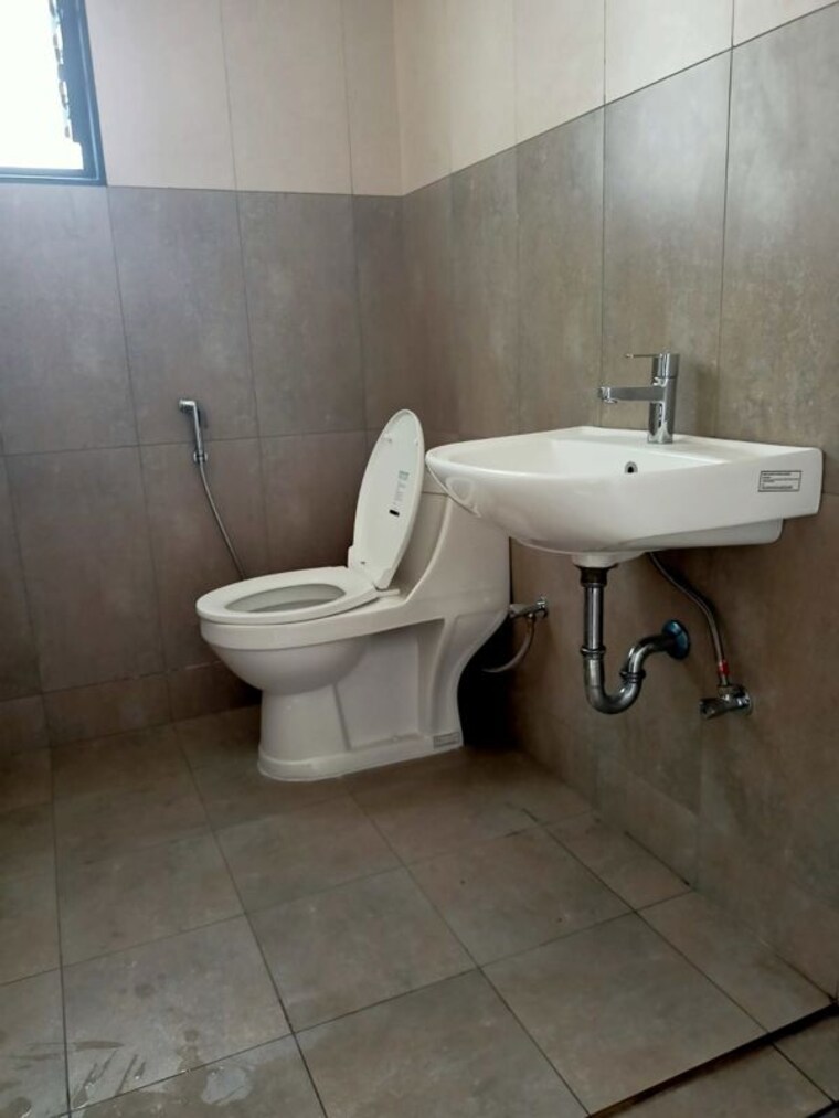Bathroom, magarpatta-nova 2.5 Bedroom 800 Sq.Ft. Apartment In Mundhwa Pune 10448675