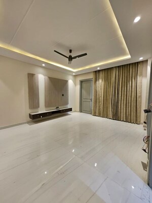 Room in 4 BHK Builder Floor at Green Fields Colony – for Sale