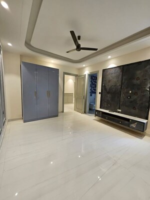 Room in 4 BHK Builder Floor at Green Fields Colony – for Sale