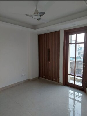 Room in 3 BHK Builder Floor at Greater Kailash Part 3 – for Rent