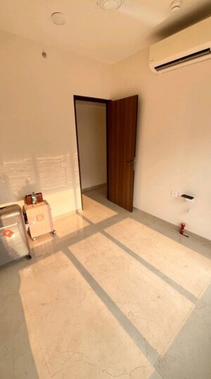 Room in 2 BHK Apartment at Piramal Vaikunth, Balkum Pada – for Rent