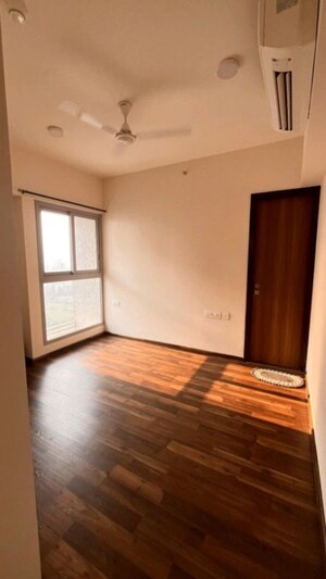 Room in 2 BHK Apartment at Piramal Vaikunth, Balkum Pada – for Rent