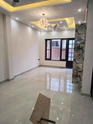 Room in 4 BHK Independent House at Laxman Chowk – for Sale