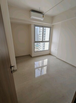 Room in 2 BHK Apartment at Piramal Vaikunth, Balkum Pada – for Rent