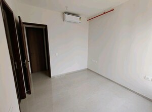 Room in 2 BHK Apartment at Piramal Vaikunth, Balkum Pada – for Rent