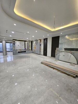 Parking in 4 BHK Builder Floor at Green Fields Colony – for Sale