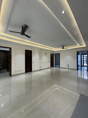 Building Lobby in 4 BHK Builder Floor at Green Fields Colony – for Sale