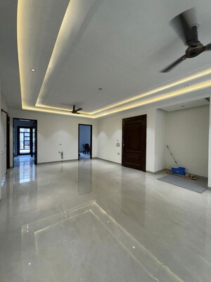 Room in 4 BHK Builder Floor at Green Fields Colony – for Sale
