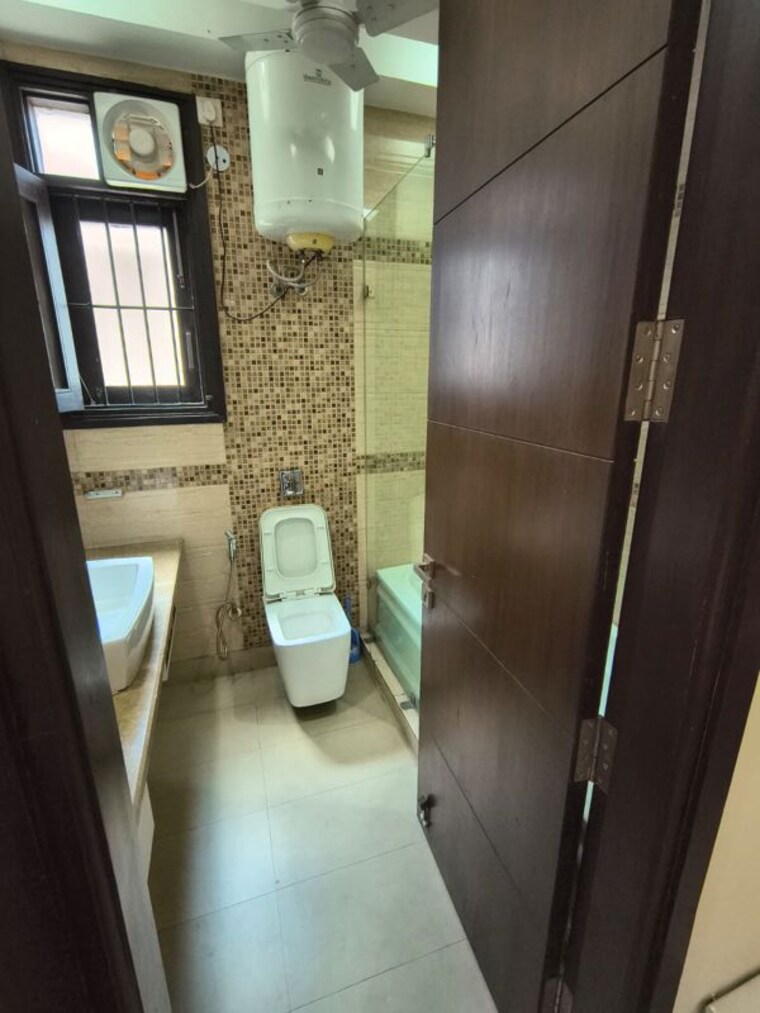 undefined, defence colony 3 Bedroom 1953 Sq.Ft. Builder Floor In Defence Colony Delhi 10449021
