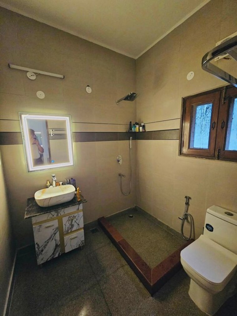 Living Room, east of kailash 2 Bedroom 1300 Sq.Ft. Builder Floor In East Of Kailash Delhi 10449035