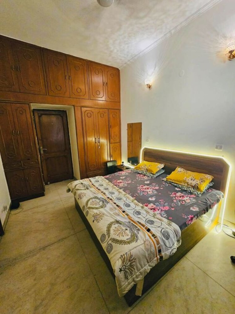 Bedroom, east of kailash 2 Bedroom 1300 Sq.Ft. Builder Floor In East Of Kailash Delhi 10449035