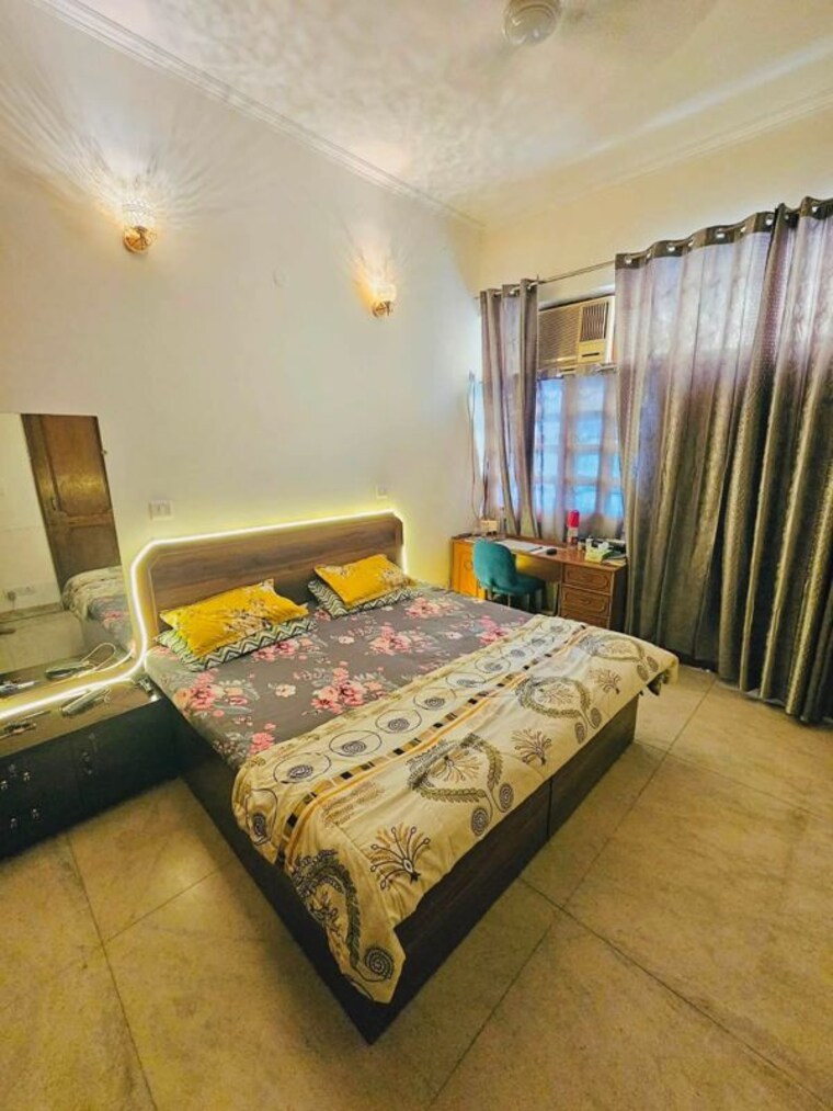 Bedroom, east of kailash 2 Bedroom 1300 Sq.Ft. Builder Floor In East Of Kailash Delhi 10449035