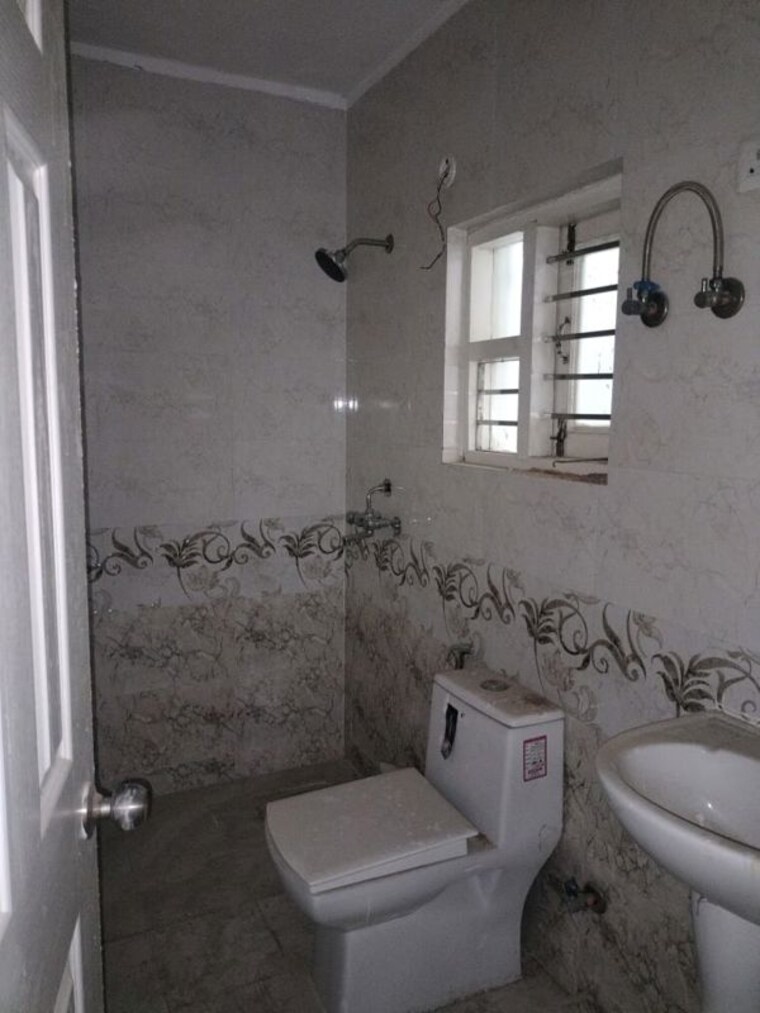 Bathroom, tdi-the-grand-retreat 3 Bedroom 250 Sq.Yd. Builder Floor In Sector 88 Faridabad 10449173