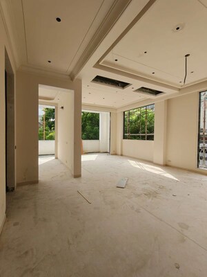 Room in 3 BHK Builder Floor at Pamposh Enclave – for Sale
